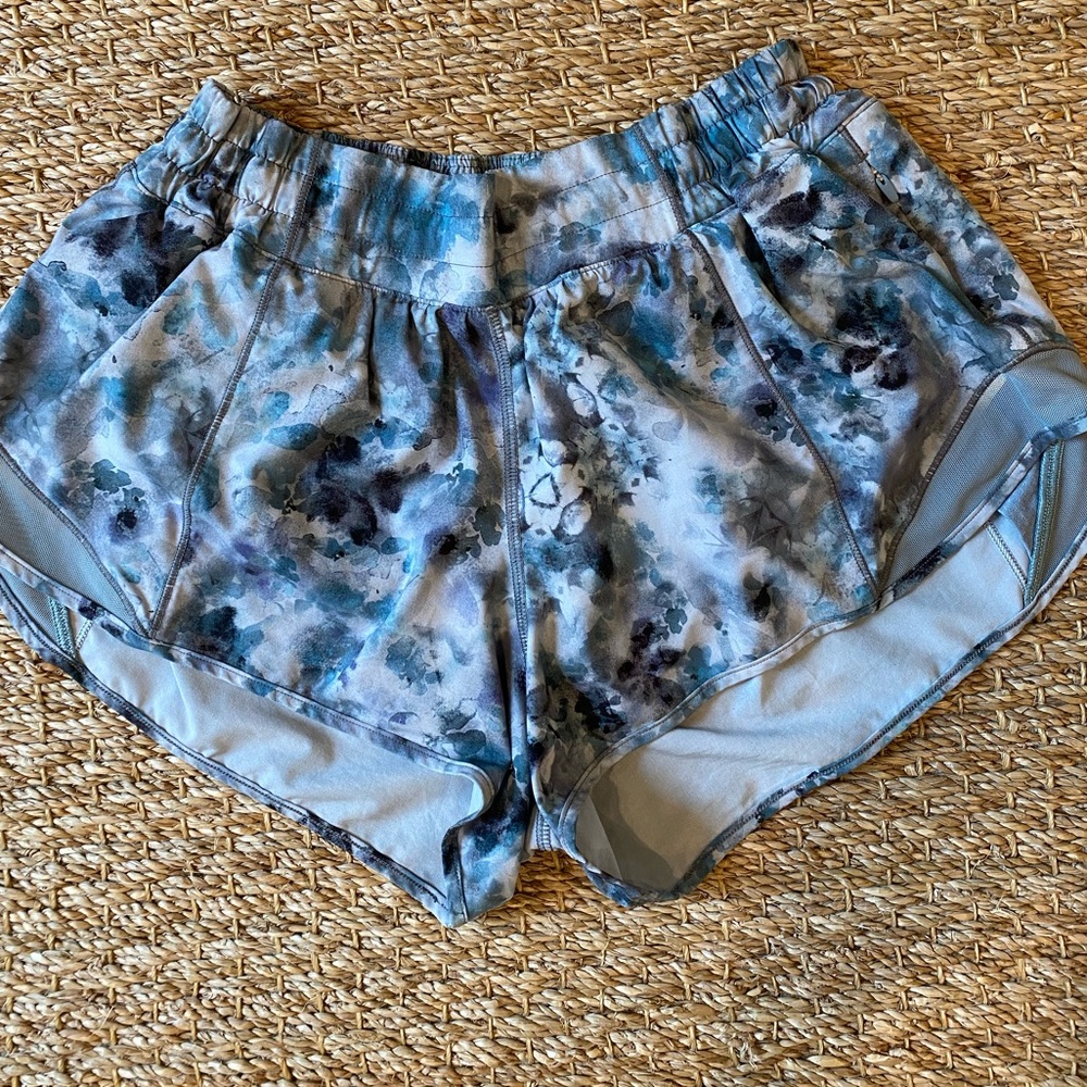 Lululemon 2.5 inch Hotty Hot Shorts